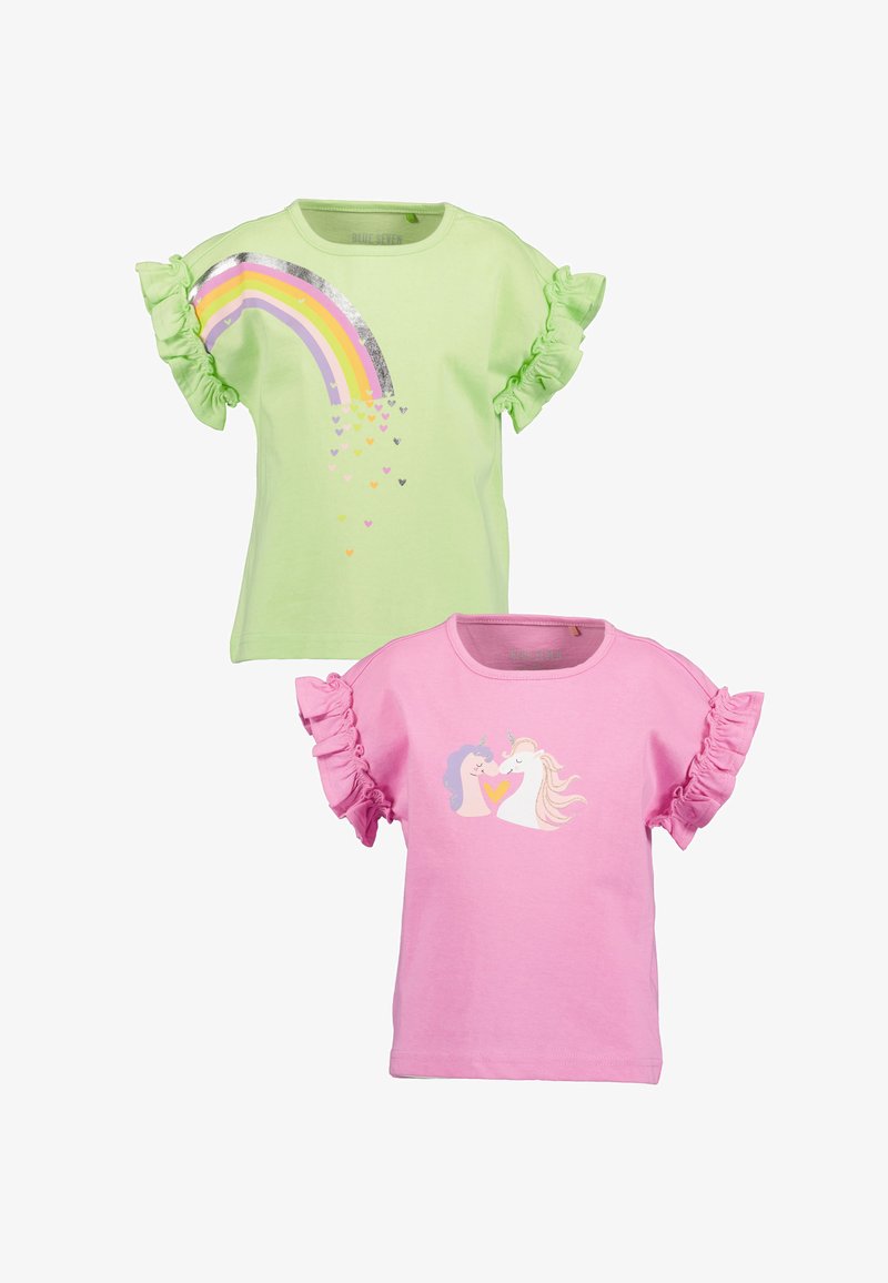 Deux t-shirts à manches courtes : un vert avec un imprimé arc-en-ciel et des manches volantes, un rose avec un graphique de licorne et des manches volantes.