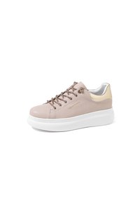 Sneaker in pelle beige con punta tonda, lacci testurizzati e suola bianca spessa. Accento dorato sul tallone e logo del brand sul lato.