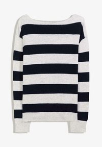 Világosszürke pulóver merész fekete vízszintes csíkokkal, csónaknyak design, bordázott mandzsettákkal és szegéllyel. Puha tapintású, laza szabású.