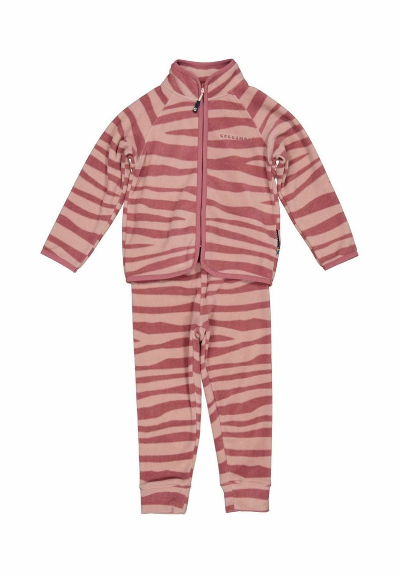 Fleece-yöpyjamajoukko vaaleanpunaisena, jossa on tummanpunaisia raitoja; sisältää vetskarilla varustetun takin, jossa on korkea kaulus, sekä yhteensopivat housut, joissa on resorit nilkoissa.