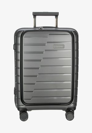Valigia a mano rigida, grigia con superficie texturizzata caratterizzata da scanalature parallele, manico telescopico e quattro ruote girevoli per la mobilità.