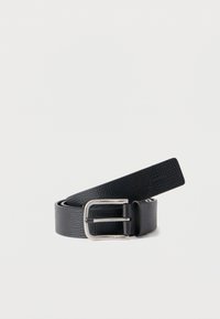 Μαύρη δερμάτινη ζώνη με υφή, ασημένια μεταλλική αγκράφα και μινιμαλιστικό σχεδιασμό. Διαθέτει εμφανές λογότυπο της μάρκας κοντά στην αγκράφα.