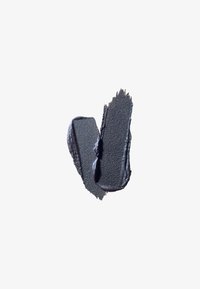 Verschmierte Striche eines dunklen, metallisch grauen, cremigen Make-up-Produkts auf einem weißen Hintergrund.