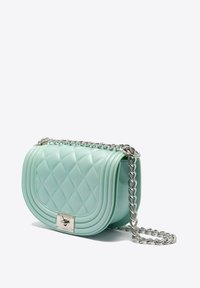 Borsa a tracolla verde menta trapuntata con catena in argento e chiusura metallica, che presenta un design elegante ideale per occasioni casual o formali.