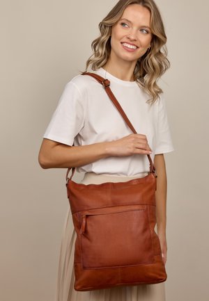 Gusti Leder MAOLA - Axelremsväska - braun