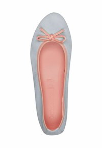 Ballerine bleu clair en daim avec intérieur rose, bout arrondi, et petit noeud décoratif sur le dessus.