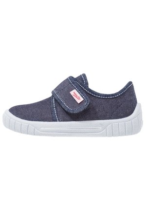 Chaussure en tissu bleu foncé pour enfant avec semelle en caoutchouc blanche et une bande auto-agrippante unique sur le dessus.