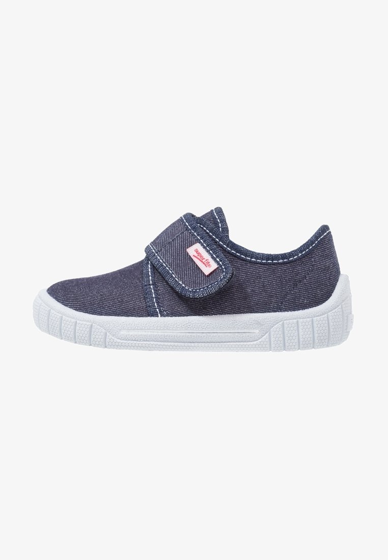 Chaussure en tissu bleu foncé pour enfant avec semelle en caoutchouc blanche et une bande auto-agrippante unique sur le dessus.