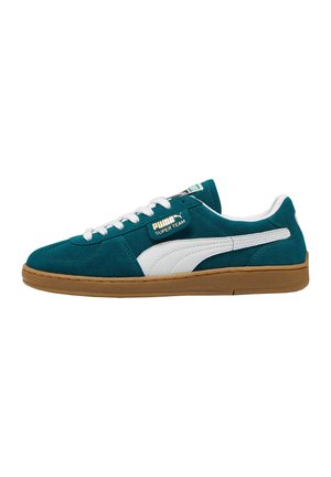 Baskets en suede vert d'eau avec des accents blancs, dotées d'une semelle texturée et de lacets blancs. Détail du logo doré sur le côté. Design classique et profil bas.