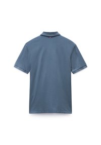 Polo de manga corta azul fabricado en tejido suave, con un collar doblado y un ribete en contraste en las mangas, con un pequeño detalle del logo en la parte posterior.