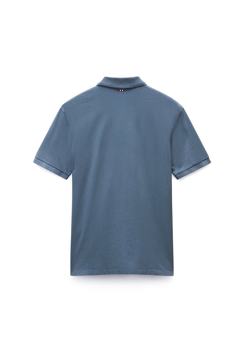 Polo shirt bleu à manches courtes en tissu lisse, avec un col rabattu et une finition contrastée sur les manches, arborant un petit logo à l'arrière.