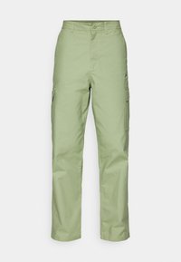 Cargo-byxor i ljusgrönt, tillverkade av slitstarkt tyg, med raka ben, sidfickor och knappstängning.