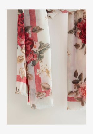 Écharpe florale en tissu transparent ornée de roses rouges, de feuilles vertes et de rayures claires. Les bords sont frangés pour plus de texture.