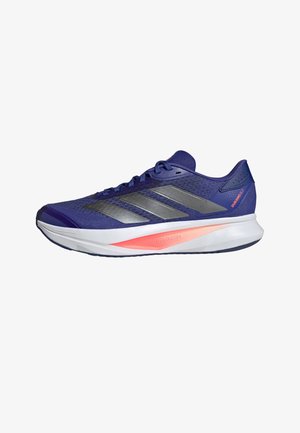 Chaussure de running violette et grise avec semelle amortie Light-motion et un design réfléchissant à trois bandes, vue de profil.