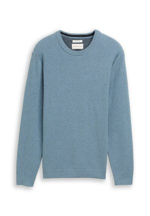 Kék kötött pulóver, kerek nyakkivágással és hosszú ujjakkal, puha anyagból készült, amelyen texturált minta található.