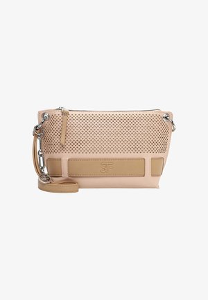 Beige læderclutch med perforeret øverste sektion, lynlåslukning, aftagelig rem med metal kæde og prægede "SF"-logo på forsiden.