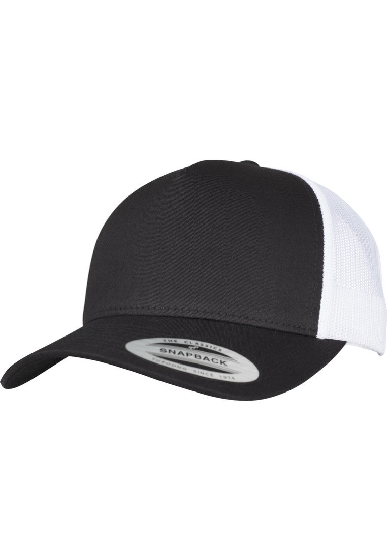 Fekete snapback sapka hajlított csúccsal és fehér hálós panellel a hátsó részen. Simább textúrájú szövetből készült; márkás belső címkével rendelkezik.