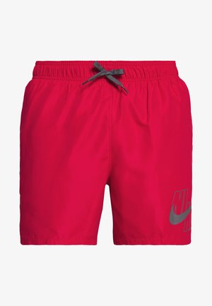 Calções de banho vermelhos feitos de um tecido leve. Apresentam uma cintura elástica com um cordão cinza e um grande logótipo cinza da Nike no lado esquerdo.