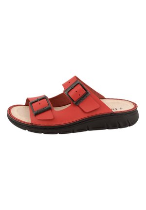 Sandalo rosso open toe con due fibbie nere regolabili e suola spessa nera, progettato per comfort e uso casual.