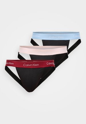 Trijų trumpų stilių apatiniai drabužiai juodos, rožinės ir mėlynos spalvų, su logotipais ir kontrastingomis elastinėmis juostelėmis.