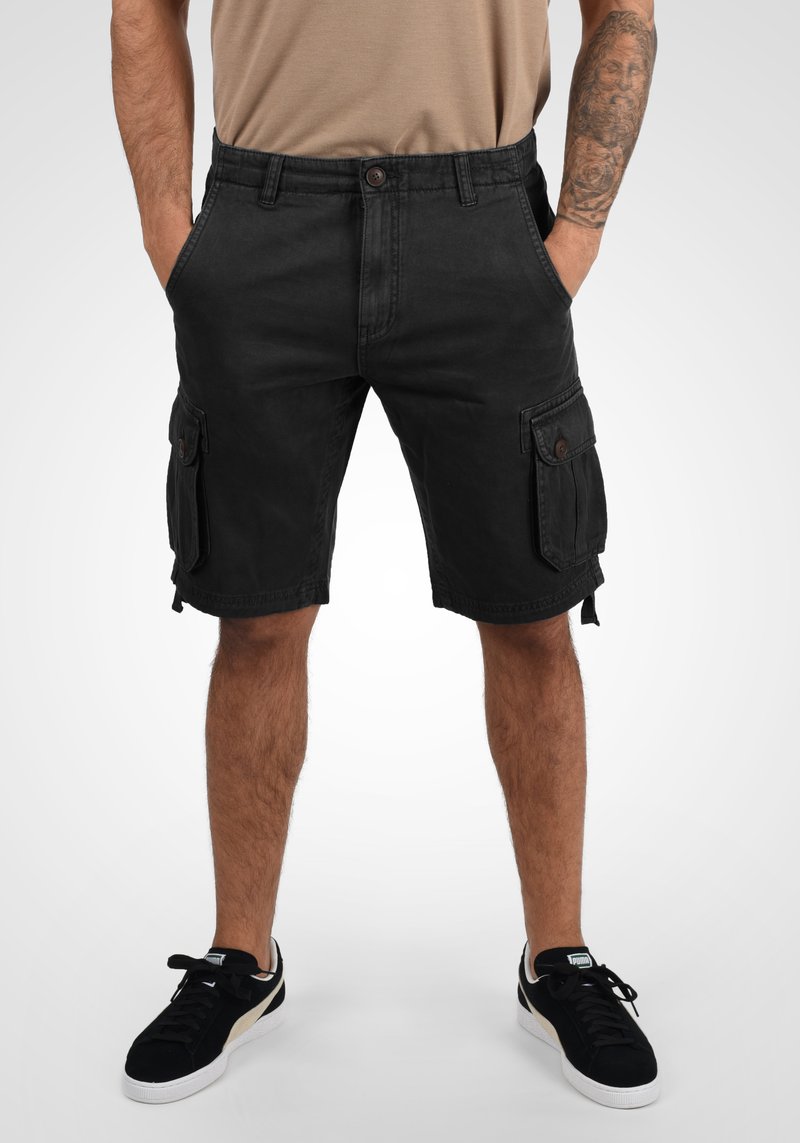 Shorts cargo noirs en tissu durable, dotés de poches latérales, d'une fermeture à bouton et d'une coupe droite.