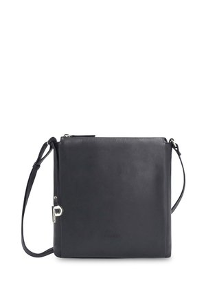 Zwarte leren crossbodytas in vierkante vorm met verstelbare riem, zilveren rits en een klein zilveren bedeltje aan de zijkant.