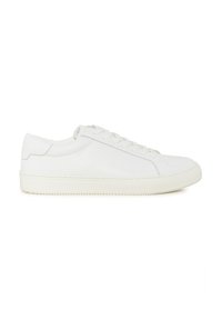 Baskets basses en cuir blanc à fermeture à lacets et semelle en caoutchouc plate, vues de côté sur un fond blanc.