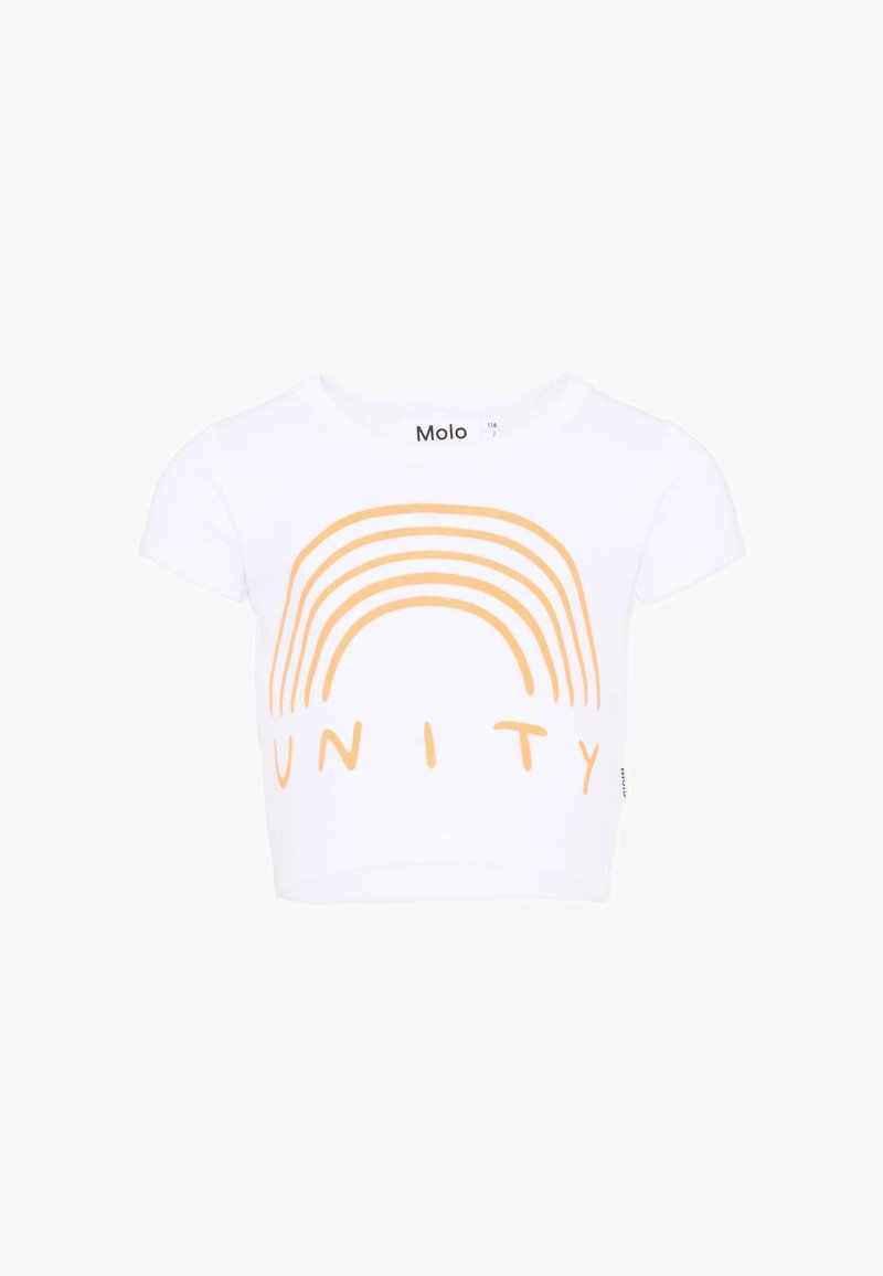 T-shirt court blanc à manches courtes avec un motif arc-en-ciel orange et le mot «UNITY» sous les arcs de l’arc-en-ciel à l’avant.