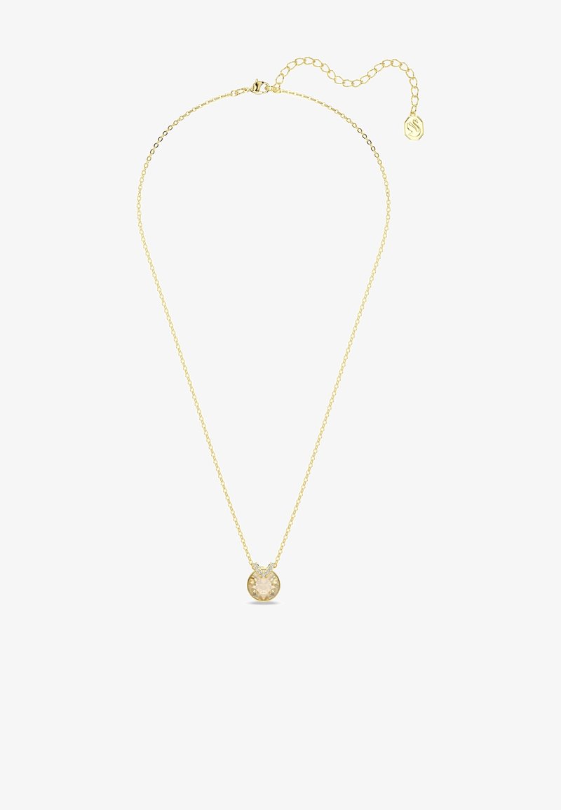 Collier délicat en chaîne dorée avec un pendentif rond en pierre précieuse jaune clair et une petite étiquette en or sur le fermoir réglable.