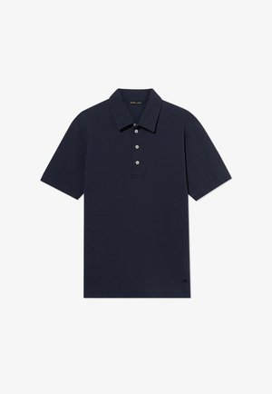 Granatowa koszulka polo z krótkim rękawem, z kołnierzykiem i trzema białymi guzikami z przodu.