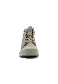 Hellgraue High-Top-Sneaker aus strukturiertem Stoff, mit beigen Schnürsenkeln und Gummisohle. Verfügt über einen Reißverschluss vorne und einen gepolsterten Schuhkragen für zusätzlichen Komfort.