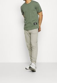 Calvin Klein Jeans Teplákové kalhoty - grey