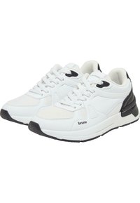 Hvit sneakers med teksturert mesh og glatte skinnpaneler. Svarte detaljer på hælen og siden. Tykk gummisåle for godt grep.