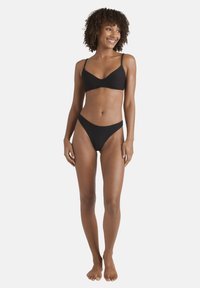 Čierny bikiny set s rebrovanou textúrou, nastaviteľnými ramienkami a minimalistickým dizajnom s trojuholníkovým vrchom a vysoce strihanými nohavičkami.