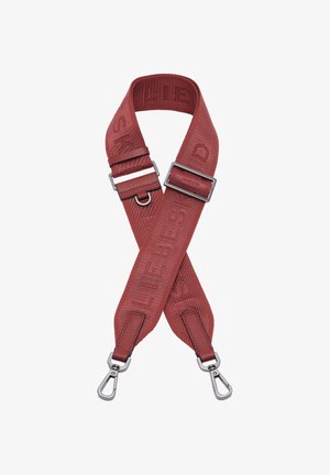 Szeroki, regulowany czerwony pasek do torby z tkaniny z metalowymi zapięciami i skórzanymi akcentami, z tłoczonym napisem „LIEBESKIND”.