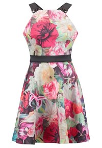 Robe fleurie présentant un motif floral multicolore vibrant, un corsage ajusté et une jupe évasée à taille haute noire avec ceinture et bretelles.