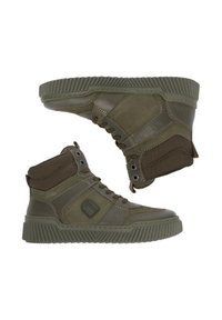 Pár olivovo zelených vysokých tenisiek s textúrovanými podrážkami, šnurovaním vpredu a polstrovanými goliermi na členkoch, vystavených vedľa seba na bielom pozadí.
