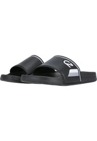 Sorte slidesandaler med brede stropper, lavet af glat materiale, med et hvidt logo og en tekstureret sål for godt fodfæste.