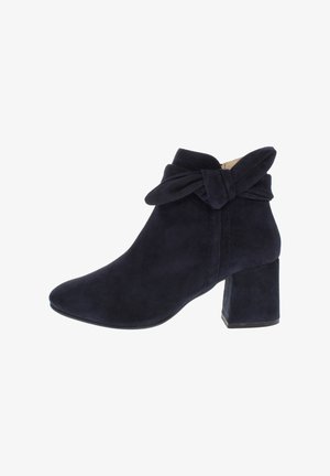 Navy-blaue Wildleder-Ankle-Boots mit Blockabsatz, spitzem Schuhkopf und einem Stoffbandakzent am Schaft, mit detaillierten Nähten.