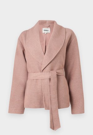 Mehka roza jakna iz volnene mešanice z širokim šal ovratnikom in usklajenim pasom iz istega blaga, ki je zavezan okoli pasu, z dolgimi rokavi in sproščenim krojem.