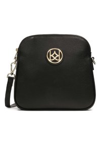 Borsa a tracolla nera in pelle con superficie texturizzata, emblema rotondo dorato sulla parte frontale e tracolla rimovibile. Forma semplice e compatta.