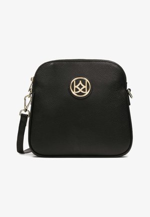 Čierna kožená crossbody taška s textúrovaným povrchom, okrúhlym zlatým emblémom na prednej strane a odnímateľným popruhom. Jednoduchý, kompaktný tvar.