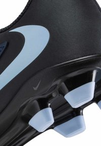 Sort fodboldstøvle med en tekstureret overdel, lyseblå detaljer og en blank sort sål. Udstyret med koniske studs for bedre traction.