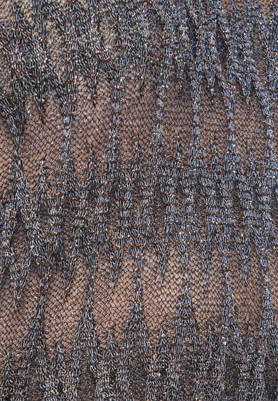 Juodas nėrinių audinys su zigzago raštu, kuriame naudojamos metalinės siūlės ir įvairios tekstūros, suteikiančios gylio ir vizualinio patrauklumo.