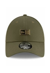 Gorra ajustable de color verde oliva con una visera curva, que presenta un logotipo dorado de "New Era" en un parche rectangular y una superficie de tela texturizada.