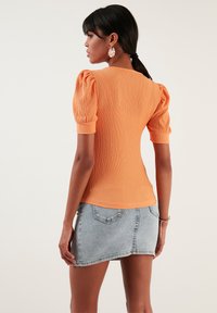LELA SLIM FIT - Bluza - light orange