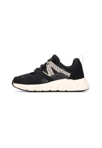 Baskets de sport noires avec un design texturé, comportant une tige en maille noire, des accents à motif léopard et une semelle beige clair.