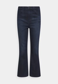 Vaqueros de mezclilla azul oscuro con un diseño de pierna acampanada, estilo de cinco bolsillos y cierre frontal con botón. Textura suave con un desvanecimiento mínimo.