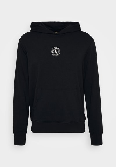 Μαυροφορεμένο φούτερ με τσέπη καγκουρό μπροστά, ριγωτές μανσέτες και στρίφωμα. Διαθέτει κυκλικό λογότυπο στο στήθος. Φτιαγμένο από μαλακό, υφητό υλικό.