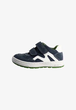 Marineblauwe suède sneaker met witte mesh accenten, dubbele klittenbandsluitingen, groene voering en buitenzool van rubber met contrasterende details.